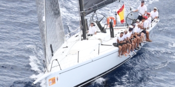 Imagen de la tripulación del Sirius VI, que se ha proclamado campeona de la Regata Dos continentes.